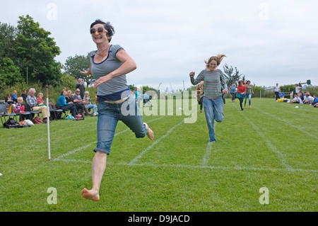 Das Mütter-Rennen für Schulsporttag in Flushing, Cornwall Stockfoto