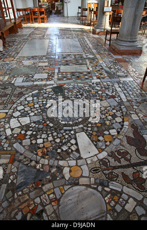 Das zwölfte Jahrhundert byzantinische Mosaikpflaster im Inneren der Kirche von Santa Maria e San Donato Murano Venedig Italien Stockfoto