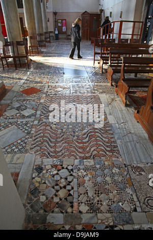 Das zwölfte Jahrhundert byzantinische Mosaikpflaster im Inneren der Kirche von Santa Maria e San Donato Murano Venedig Italien Stockfoto