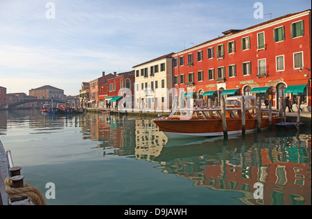 Die bunten alten Gebäude und die Spiegelungen der Boote vertäut am Kanal an Murano Insel Venedig Italien Stockfoto