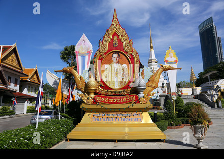 Bild des thailändischen Königs Bhumibol Adulyadej, Rama IX im Tempel Wat Yannawa, Bangkok, Thailand Stockfoto