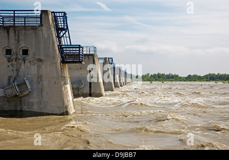 Danube Wellen bei Flut durch höchste gemessene Wasser über Cunovo Sperrfeuer auf 6. Juni 2013 in Bratislava. Stockfoto