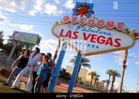 Las Vegas Nevada, South Las Vegas Boulevard, The Strip, Willkommen auf fabelhafte Las Vegas Zeichen historisch, posieren, Pose, Kamera, digital, nehmen Mann Männer männlich, Frau Stockfoto