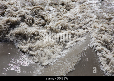 Detail der Danube wilden Wasser bei Flut durch höchste gemessene Wasser in Cunovo Damm Stockfoto