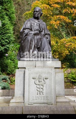 Bronze-Denkmal des Chirurgen Lord Joseph Lister von George Henry Paulin, Kelvingrove Park, Glasgow, Scotland, UK Stockfoto