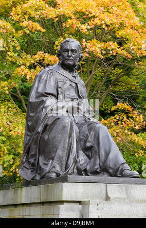 Bronze-Denkmal des Chirurgen Lord Joseph Lister von George Henry Paulin, Kelvingrove Park, Glasgow, Scotland, UK Stockfoto