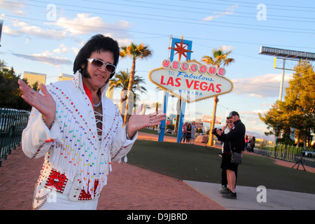 Las Vegas Nevada, South Las Vegas Boulevard, The Strip, Willkommen im fabelhaften Las Vegas Schild historisch, Mann Männer männlich, Elvis Presley Imitator, Berühmtheit Loo Stockfoto