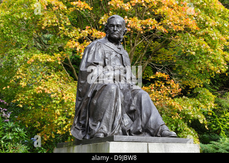 Bronze-Denkmal des Chirurgen Lord Joseph Lister von George Henry Paulin, Kelvingrove Park, Glasgow, Scotland, UK Stockfoto