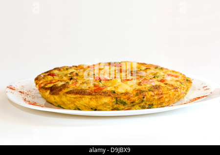 Spanische Omelette auf einem weißen Teller. Andalusien, Spanien. Stockfoto