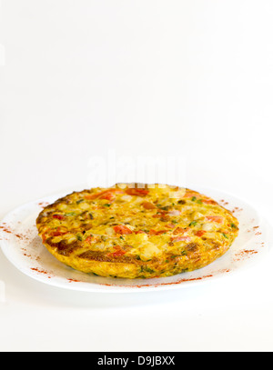 Spanische Omelette auf einem weißen Teller. Andalusien, Spanien. Stockfoto