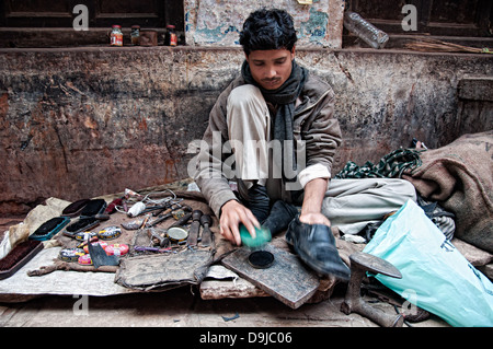 Mann Polieren Schuhe in seinem Straßenstand, Varanasi, Benares, Uttar Pradesh, Indien Stockfoto