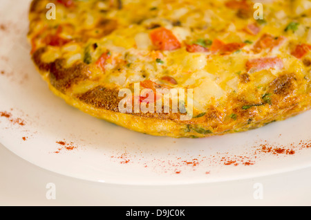 Spanische Omelette auf einem weißen Teller. Andalusien, Spanien. Stockfoto