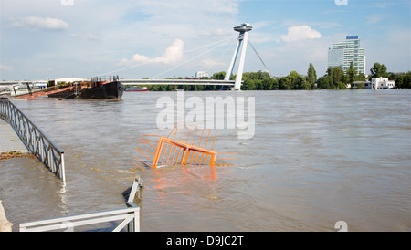 Bratislava - Donau bei hoher Flut durch höchste gemessene Wasser und SNP-Brücke am 6. Juni 2013 in Bratislava, Slowakei. Stockfoto