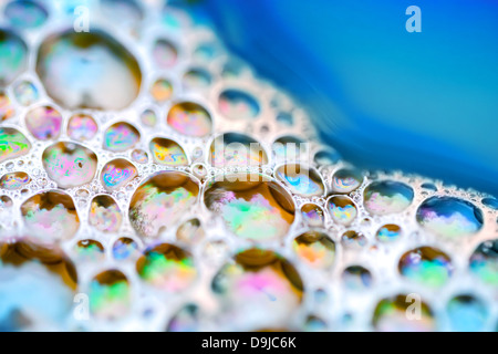 Glänzende bunte Seifenblasen auf dem Wasser Stockfoto
