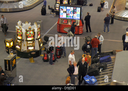 Las Vegas Nevada, McCarran International Airport, LAS, Terminal, Overhead, Gepäckausgabe-Bereich, Gepäck, Koffer, Förderband, ankommende Passagiere, Slot Machi Stockfoto