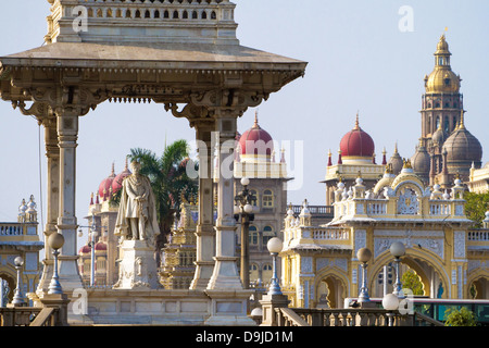 Statue von Maharaja Chamarajendar Wodeyar vor dem Mysore Palast. Karnataka, Indien Stockfoto