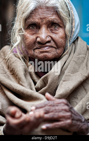 Portrait einer älteren Frau Betteln auf den Straßen der Altstadt. Varanasi, Benares, Uttar Pradesh, Indien Stockfoto