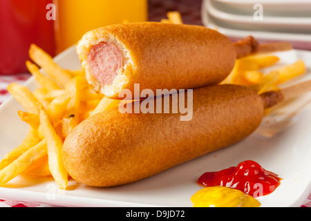 Bio CornDog auf einem Stick mit Ketchup und Senf Stockfoto