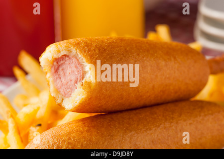 Bio CornDog auf einem Stick mit Ketchup und Senf Stockfoto