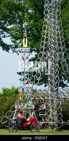 Storkow, Deutschland, 20. Juni 2013.  Fahrrad-Designer Dieter (Didi) Senft präsentiert seine neue einzigartige Fahrrad mit dem Eiffel-Turm an der Spitze in Storkow, Deutschland, 20. Juni 2013. Die "Tour-Teufel" (beleuchtet: Tour-Teufel) von Senft besteht aus einem Liegerad Dreirad mit einer 5,9 Meter hohe Tour de France, der mit 55 Trinkflaschen geschmückt ist. Es war für die 100. Tour de France dieses Jahr gemacht. Senft ist bekannt für seine einzigartige Fahrräder und hat 17 Einträge im Guiness Buch der Rekorde. Foto: PATRICK PLEUL Credit: Dpa picture-Alliance/Alamy Live News Stockfoto