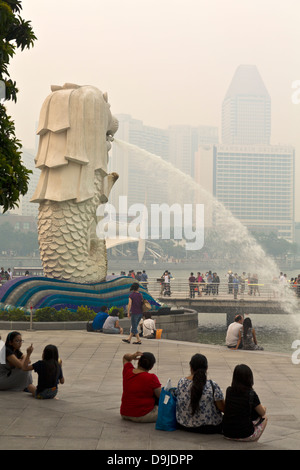 Singapur, trockenen Touristen am Merlion Park in Marina Bay, unter einer Decke von dicker Nebel aus Jahresbericht Saison brennen in Indonesien. Stockfoto