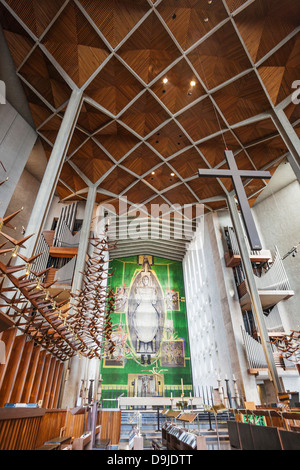 Coventry, neue Coventry Cathedral, der Hochaltar zeigt die Tapisserie Christi in Herrlichkeit Designed by Graham Sutherland Stockfoto