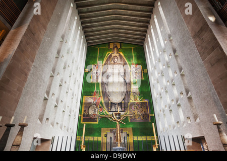 Coventry, neue Coventry Cathedral, der Hochaltar zeigt die Tapisserie Christi in Herrlichkeit Designed by Graham Sutherland Stockfoto