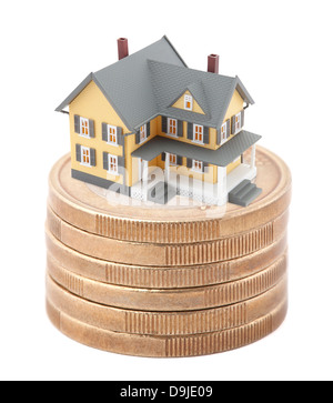 Haus auf Stapel von Euro-Münzen Stockfoto