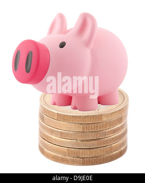 Piggy Bank stehend auf Stapel von Euro-Münzen Stockfoto
