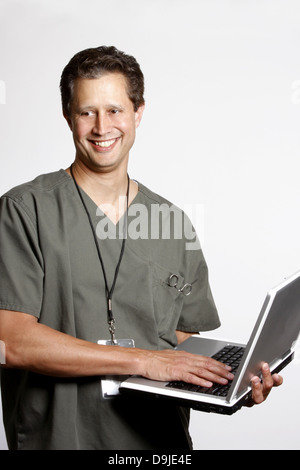 Eine hawaiianische ethnischer Mann in Peelings mit einem Laptopcomputer Stockfoto