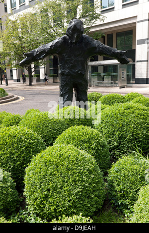 Figur aus Bronze mit dem Titel Mann mit offenen Armen, von Bildhauer Giles Penny in Canary Wharf Stockfoto