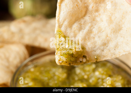 Frische hausgemachte Salsa Verde mit Tortilla-chips Stockfoto