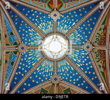 MADRID - März 10: Moderne Fresken aus der Kuppel der Santa Maria la Real De La Almudena-Kathedrale im 10. März 2013 in Spanien. Stockfoto