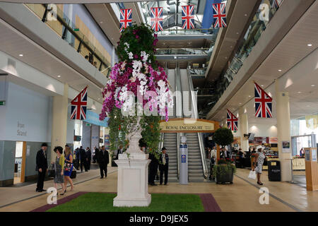 Ascot, Berkshire, UK. 20. Juni 2013.  Innenansicht auf neue Zuschauertribüne in Royal Ascot. Bildnachweis: Lajos-Eric Balogh/turfstock.com/dpa/Alamy Live-Nachrichten Stockfoto