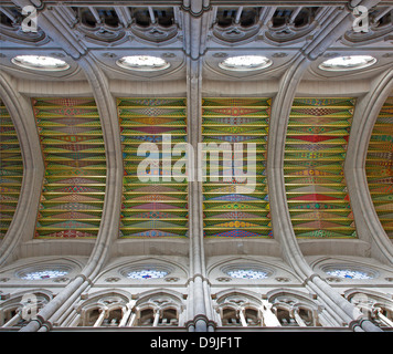 MADRID - März 10: Moderne Fresken aus der Decke von Santa Maria la Real De La Almudena-Kathedrale im 10. März 2013 in Spanien. Stockfoto