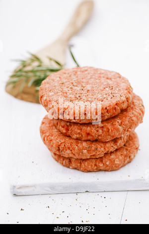 Rohe Burger für Hamburger, in einem Stapel Stockfoto