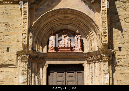 Italien, Toskana, Arezzo, Kathedrale, romanische Tür auf der rechten Seite mit Terrakotta-Statuen von Niccolò di Luca Spinelli (14. Jahrhundert) Stockfoto