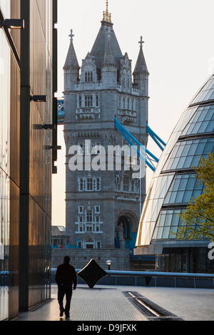 England, London, Southwark, mehr London Piazza, mehr London Riverside und Tower Bridge Stockfoto