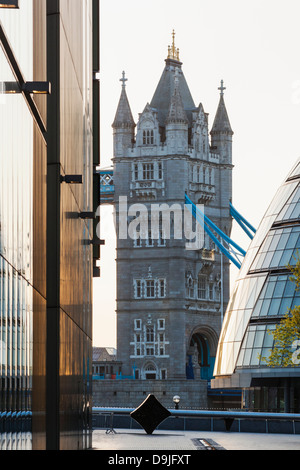 England, London, Southwark, mehr London Piazza, mehr London Riverside und Tower Bridge Stockfoto