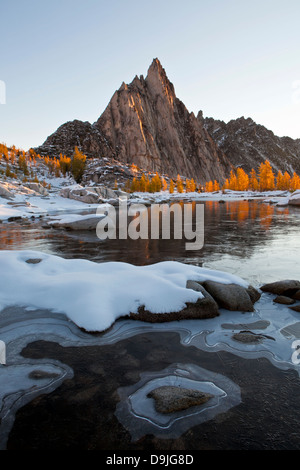 Prusik Peak oben Gnome Tarn nach einer frühen Schnee-Sturm, Verzauberung Seen, alpinen Seen Wildnis, Kaskaden, Washington eingefroren. Stockfoto