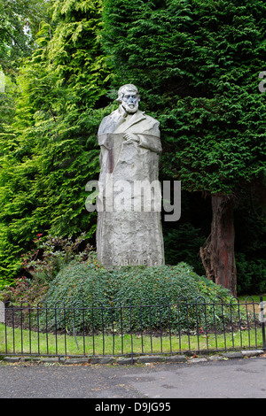 Statue von Thomas Carlyle ein schottischer Philosoph, Schriftsteller, Essayist, Historiker und Lehrer in Kelvingrove Park, Glasgow, Schottland, Großbritannien Stockfoto