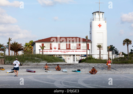 Amerikanischen Roten Kreuzes freiwillig Leben sparen Corps Altbau mit Wettbewerbsteilnehmer dehnen vor ihrer Rasse. Stockfoto