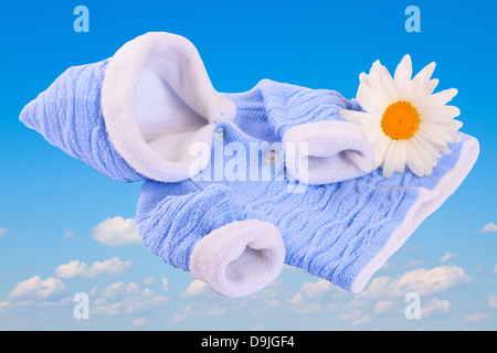 Baby-Kleidung und Blume Stockfoto