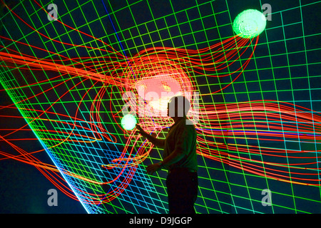 Wissenschaftlicher Mitarbeiter untersuchen Details einer astronomischen Simulation des Zentrums unserer Galaxie in der Höhle am Los Alamos SuperComputing Center 29. November 2006 in Los Alamos, NM. Höhle steht für Cave Automatic Virtual Environment oder immersive virtual Reality-Umgebung. Stockfoto