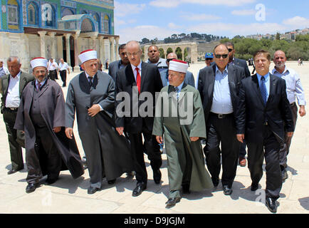 21. Februar 2011 - Jerusalem, Jerusalem, zeigt Palästina - (Datei) eine Datei Bild 16. Juni 2013 datiert palästinensische Premierminister Meinister Rami Hamdallah, Besuche die Haube des Felsens in Jerusalem Schrein. Medien berichtete am 20. Juni 2013, dem neu ernannten Ministerpräsidenten Palästinenserpräsident Mahmoud Abbas sagte, die er von seinem Posten zurücktreten wollte (Credit-Bild: © Saeed Qaq/APA Images/ZUMAPRESS.com) Stockfoto