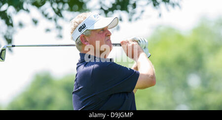 Schottischer Golfspieler Colin Montgomerie schlägt den Ball bei den BMW Open 2013 in Eichenried bei München, 20. Juni 2013. Foto: MARC Müller Stockfoto