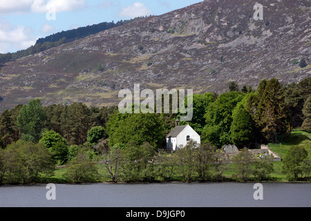 Blick über Loch Alvie in Richtung Alvie Kirche Stockfoto