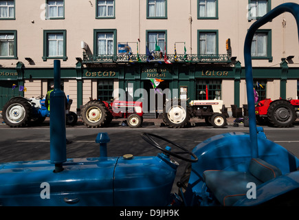 Oldtimer Traktoren aufgereiht vor dem Lalors Hotel Dungarvan, County Waterford, Irland Stockfoto