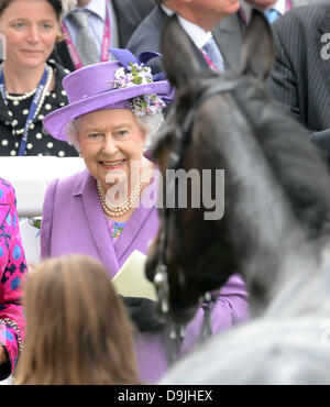Ascot, Berkshire, UK. 20. Juni 2013.  HM Königin mit ihrem Sieger Schätzung nach dem Gold Cup am Ladies Day. Bildnachweis: John Beasley/Alamy Live-Nachrichten Stockfoto