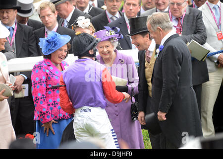 Ascot, Berkshire, UK. 20. Juni 2013.  HM Königin mit jockey Ryan Moore nach ihrem Pferd Schätzung gewann den Gold Cup am Ladies Day. Bildnachweis: John Beasley/Alamy Live-Nachrichten Stockfoto